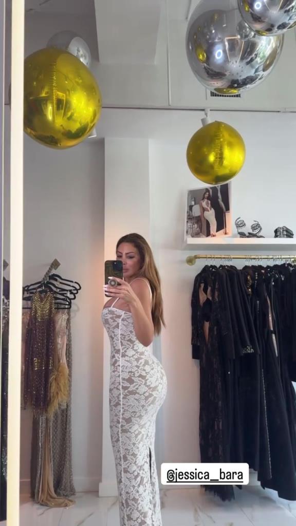 徐娘半老！皮蓬前妻穿吊帶裙自拍，這身材也太炸裂了！