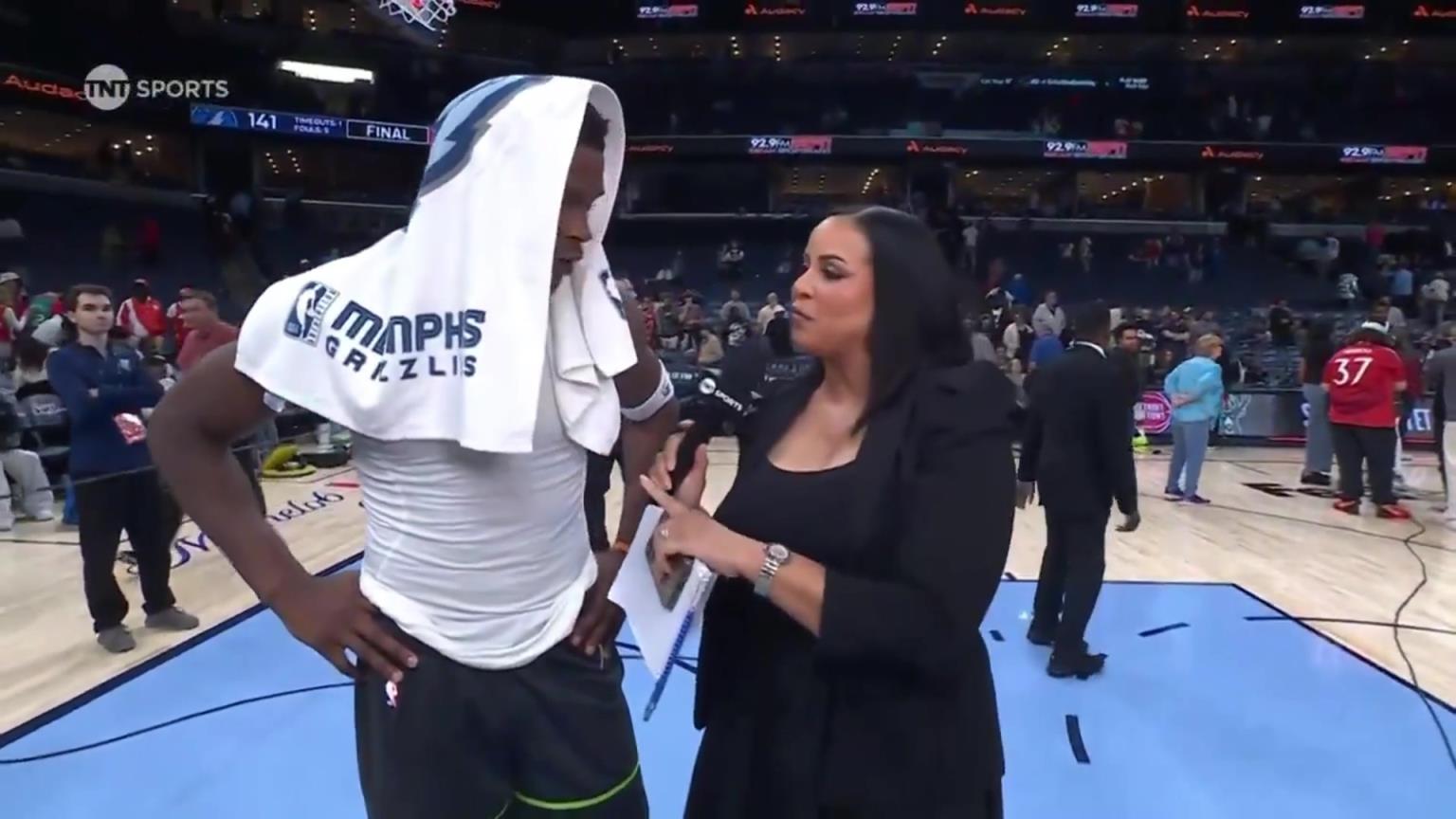 華子賽后接受一位豐滿女記者的采訪！