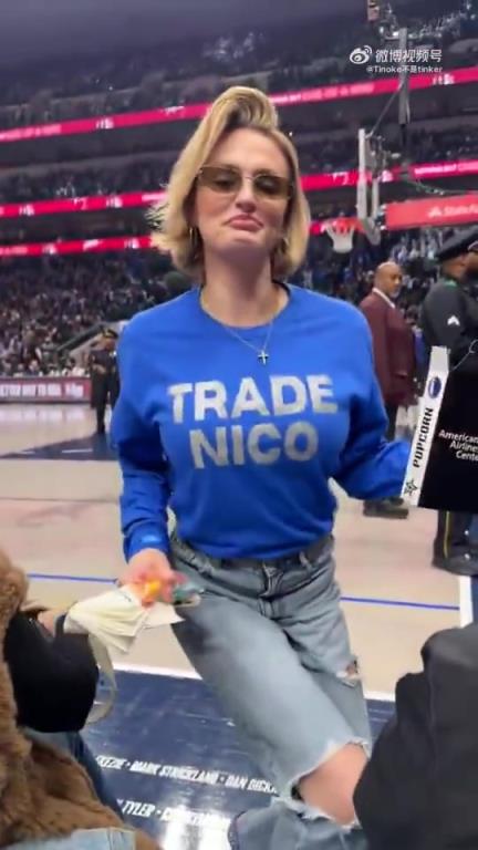 主場不準球迷打印“解雇Nico”標語，女球迷就出此下策