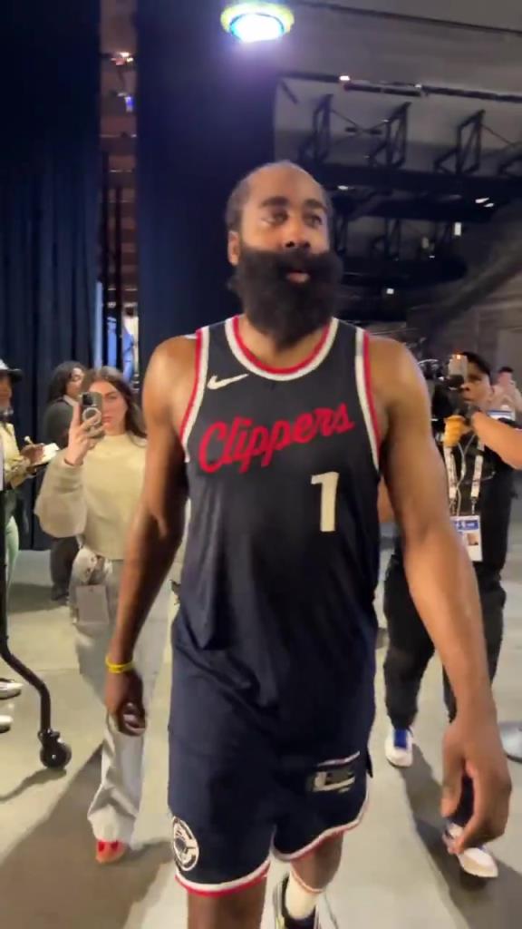 爆砍39分！哈登賽后走入球員通道氣喘吁吁：今天是場艱苦的戰斗