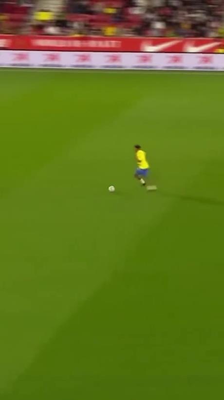 45歲還開掛！小羅再現(xiàn)牛尾巴過人，微笑單挑門將輕松打進(jìn)